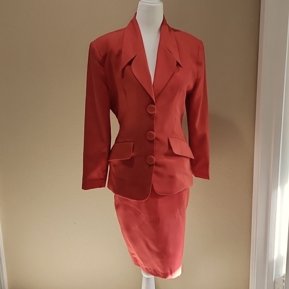 Vintage Top Collection Women's 2-Piece Peachy/Orange Blazer/ Skirt Set, Size S/M